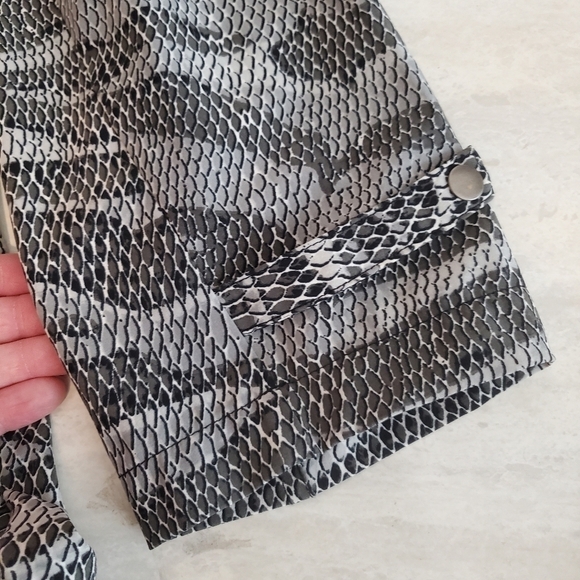 Chico's Zenergy Jacket Womens 2 US 12 Large Gray Snakeprint Full Zip Mockneck - Picture 7 of 12